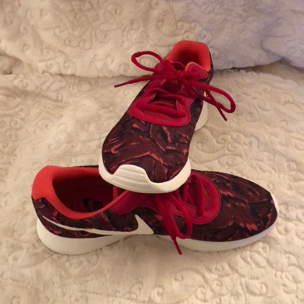 Nike Roshe red black pattern